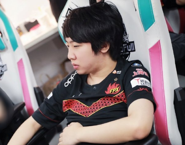 FPX力克SBTC,Knight送出助攻 FPX力克SBTC,Knight送出助攻