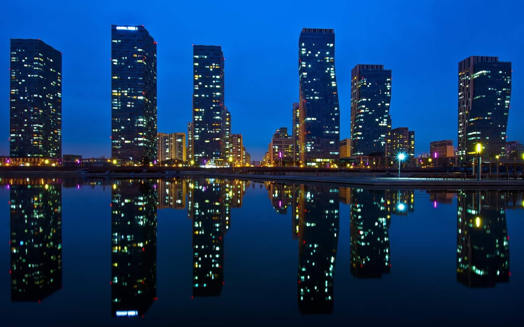 当丹麦巨人倒下，阿什拉夫在巴黎的废墟上点亮灯塔